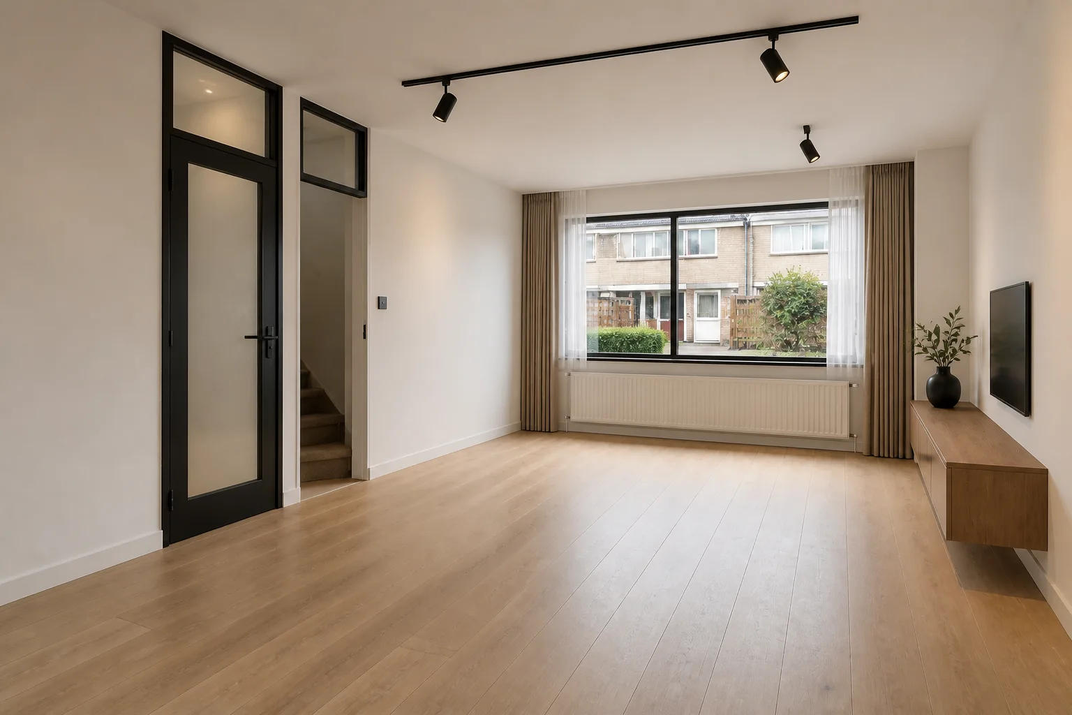 Lichte gerenoveerde woonkamer na de werkzaamheden