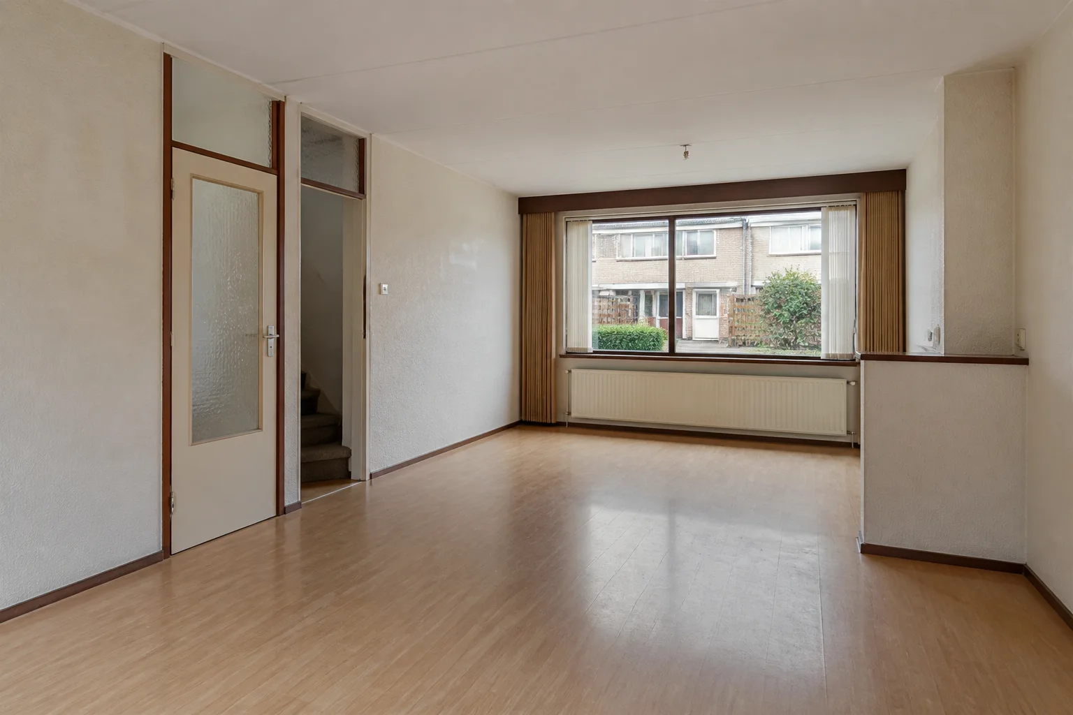 Dezelfde woonkamer voor de renovatie